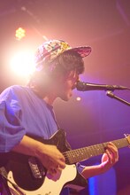 さかしたひかる（Vo, G / ドミコ）（写真提供：スポティファイ）