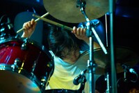 長谷川啓太（Dr / ドミコ）（写真提供：スポティファイ）