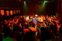 ドミコによるライブの様子。（写真提供：スポティファイ）