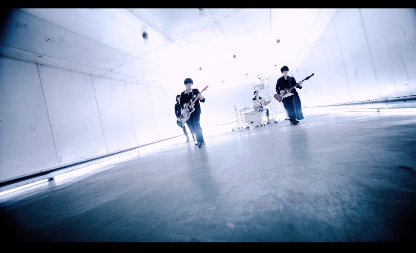 [ALEXANDROS]「KABUTO」ミュージックビデオのワンシーン。
