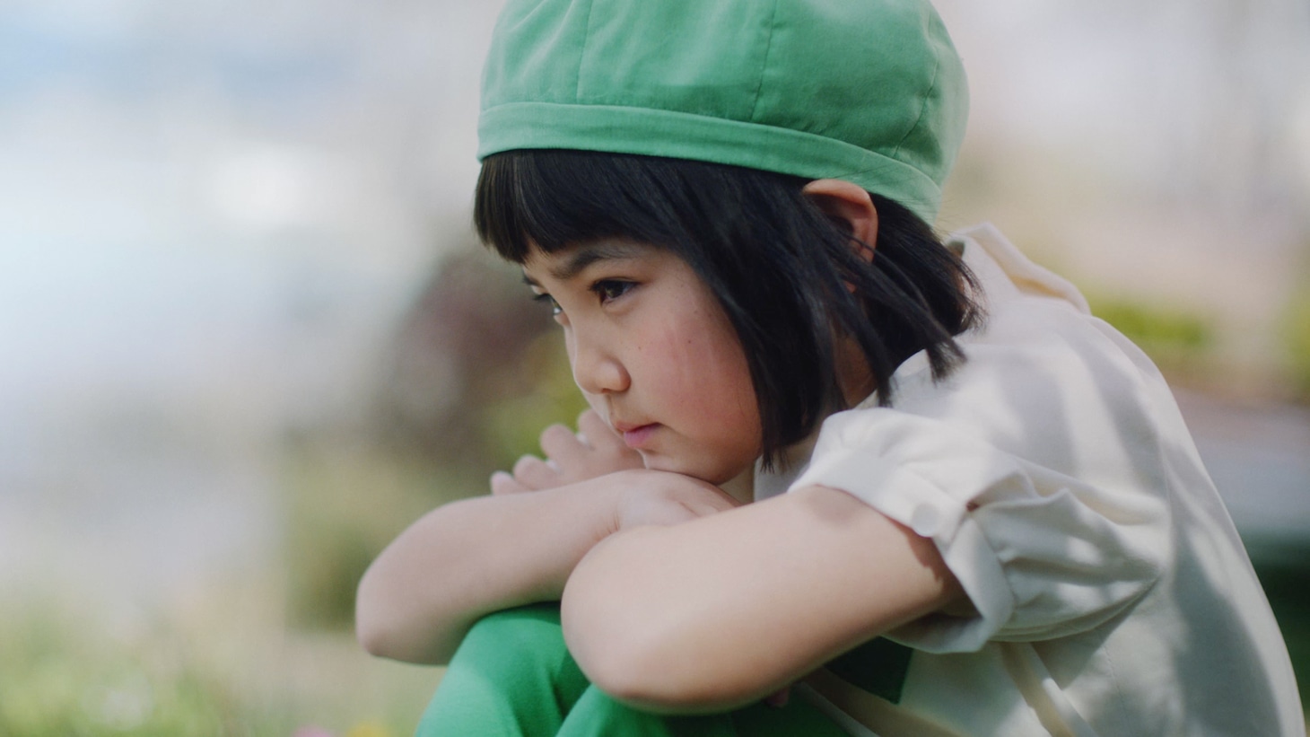 「GREEN DA・KA・RA やさしい麦茶」新テレビCM「見つけた」編のワンシーン。