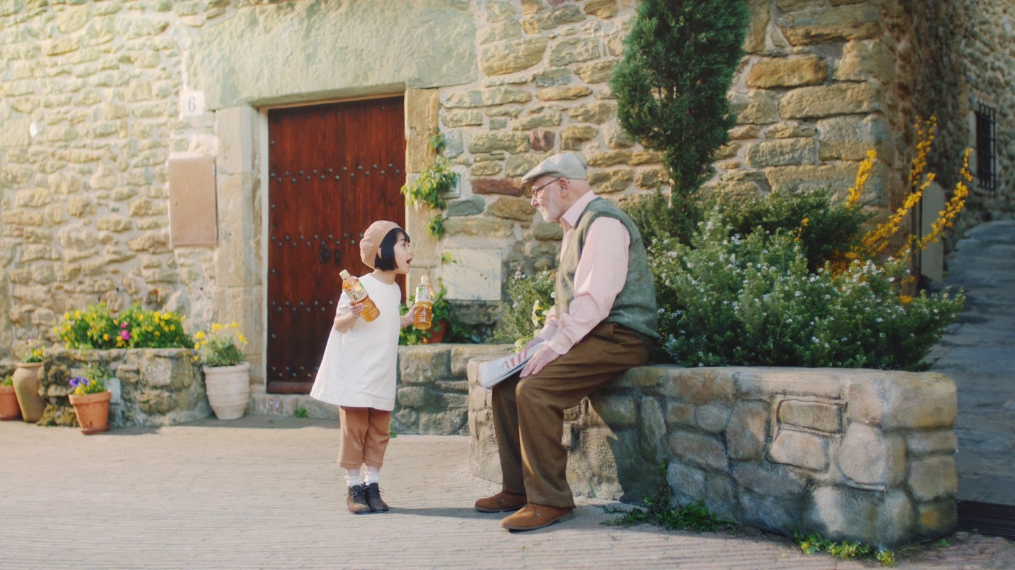 「GREEN DA・KA・RA やさしい麦茶」新テレビCM「見つけた」編のワンシーン。