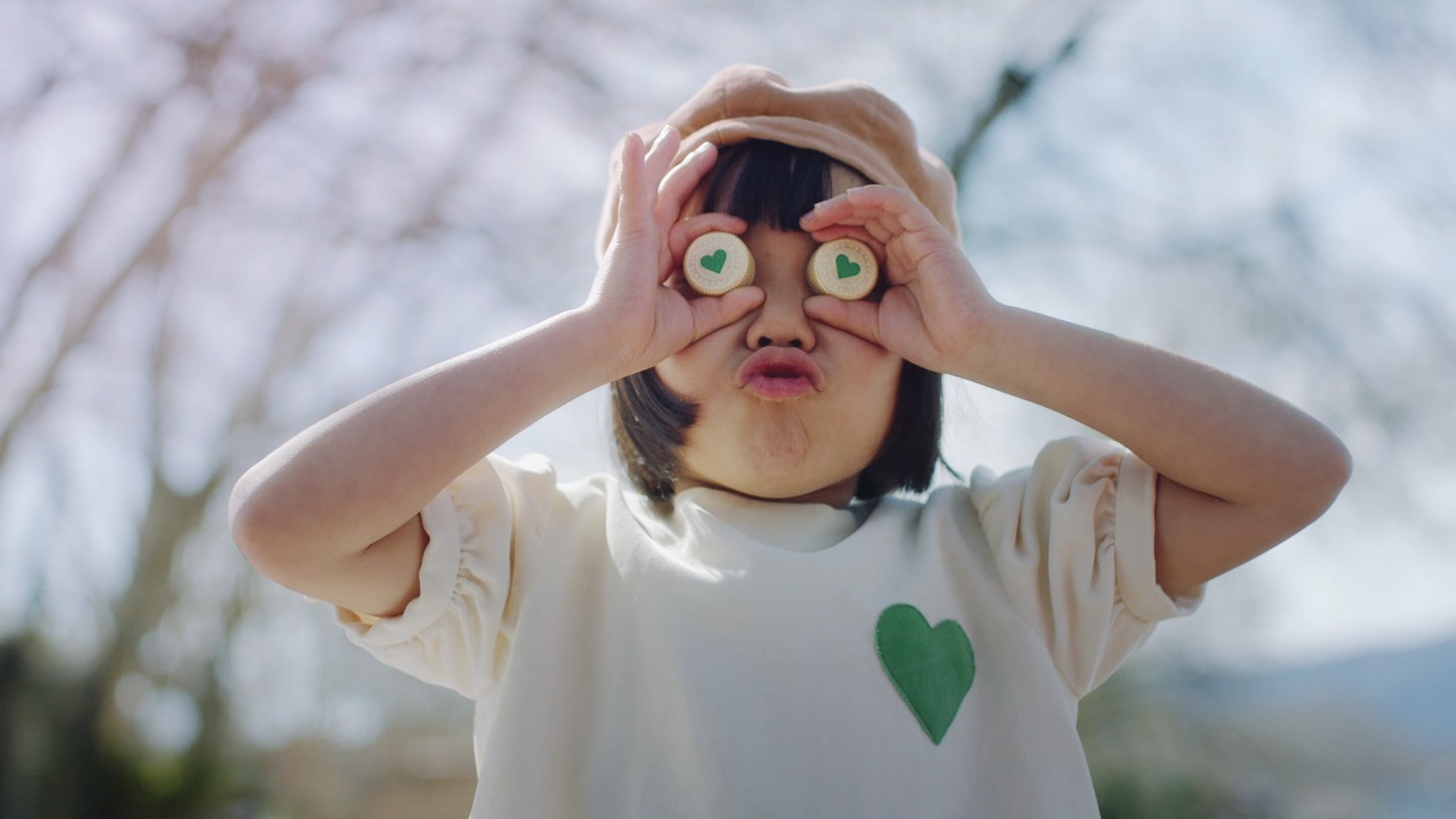 「GREEN DA・KA・RA やさしい麦茶」新テレビCM「見つけた」編のワンシーン。