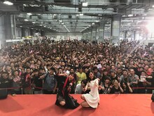 ファンと記念撮影をするLiSA。