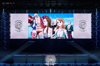「ONE PIECE」映像と安室奈美恵。（写真提供：エイベックス）