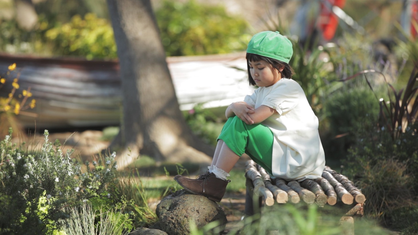 「GREEN DA・KA・RA やさしい麦茶」新テレビCM「見つけた」編の撮影風景。