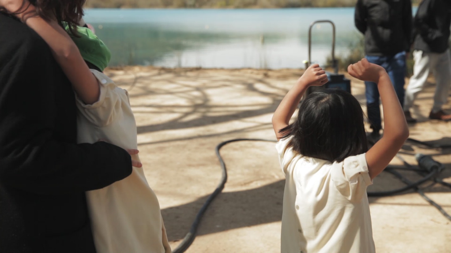 「GREEN DA・KA・RA やさしい麦茶」新テレビCM「見つけた」編の撮影風景。