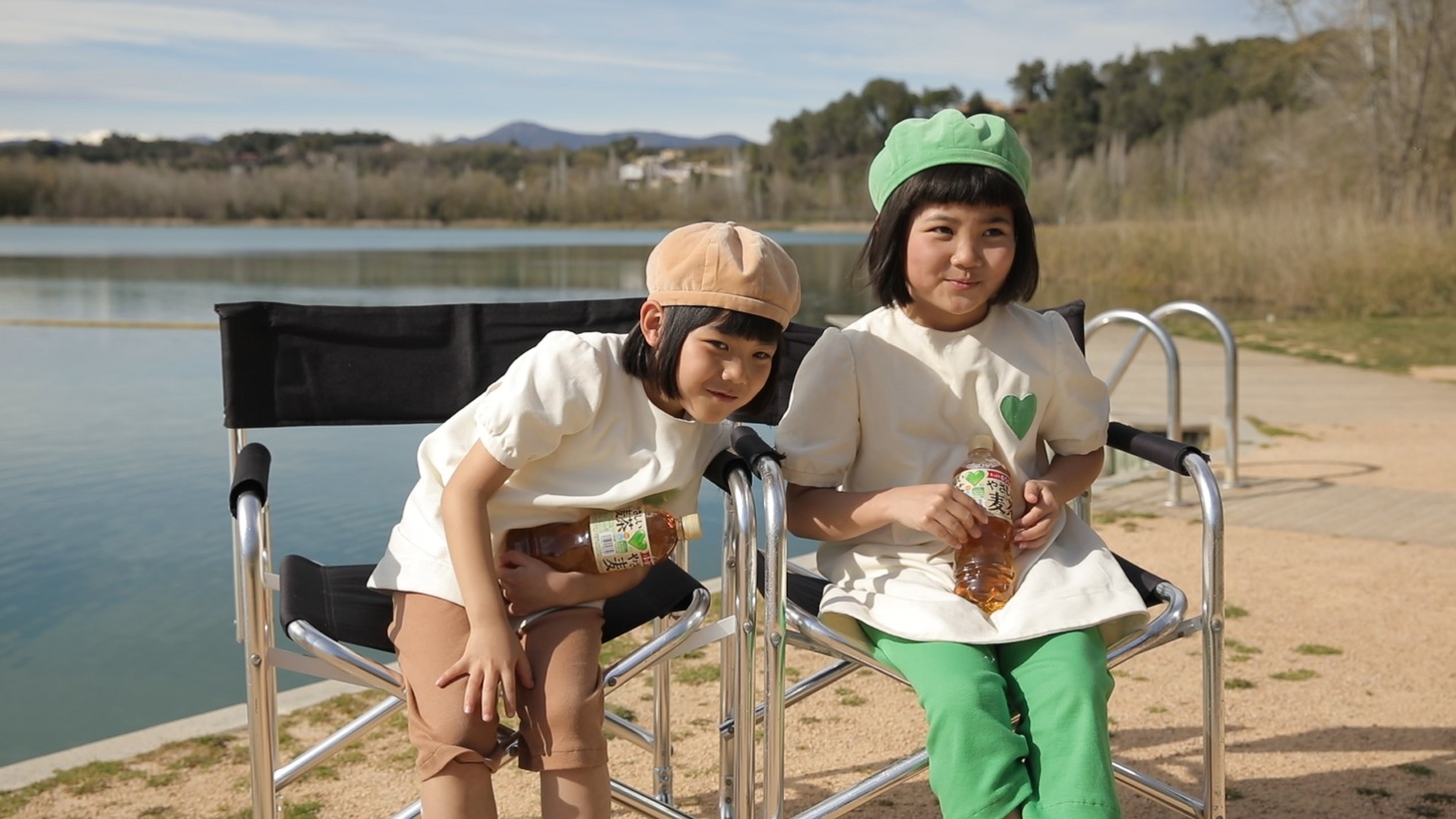 「GREEN DA・KA・RA やさしい麦茶」新テレビCM「見つけた」編の撮影風景。