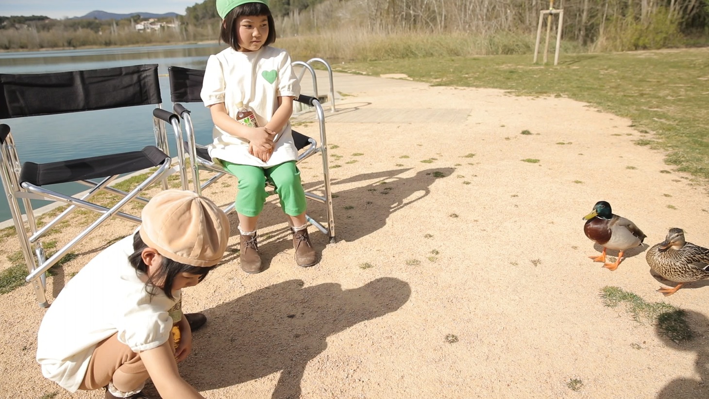 「GREEN DA・KA・RA やさしい麦茶」新テレビCM「見つけた」編の撮影風景。