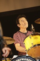 小林雅之（Dr）（撮影：平野タカシ）