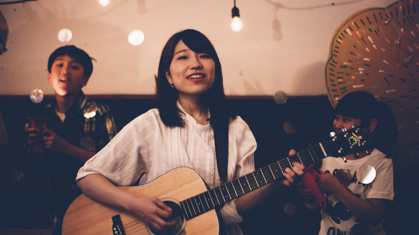 関取花「蛍」ミュージックビデオのワンシーン。