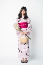 ストライプ椿浴衣を着用した齋藤飛鳥。