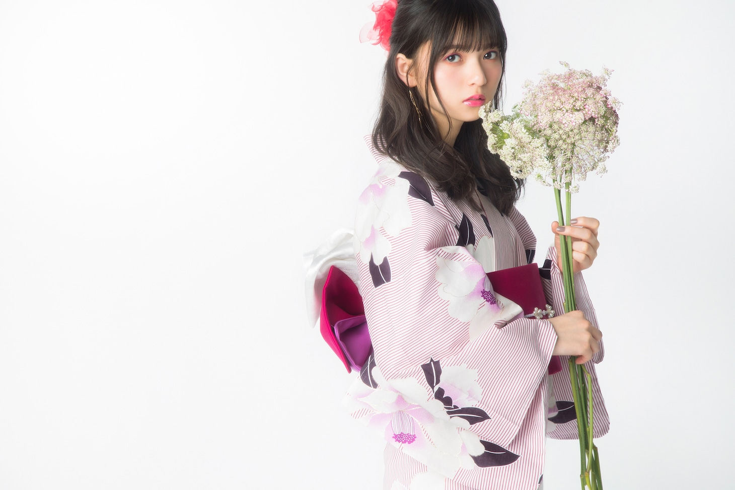 ストライプ椿浴衣を着用した齋藤飛鳥。