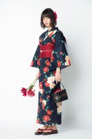 古典ツバキ浴衣を着用した西野七瀬。