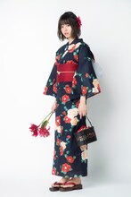 古典ツバキ浴衣を着用した西野七瀬。