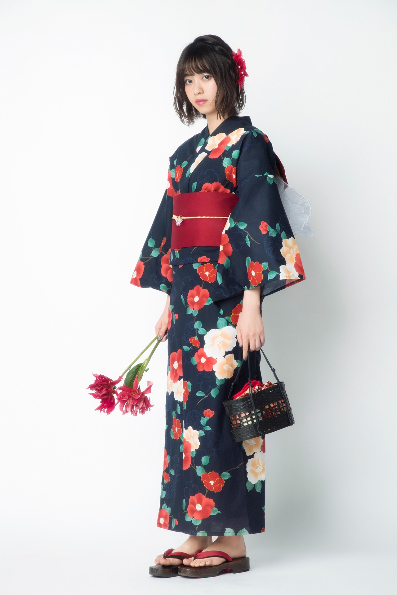 古典ツバキ浴衣を着用した西野七瀬。