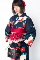 古典ツバキ浴衣を着用した西野七瀬。