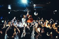 フロアで「光るまち」を披露するteto。（撮影：作永裕範）