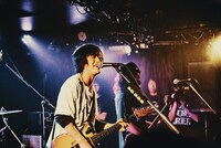 左からtetoの小池貞利（Vo, G）、山崎陸（G, Cho）。（撮影：作永裕範）