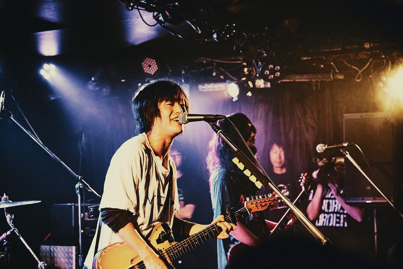 左からtetoの小池貞利（Vo, G）、山崎陸（G, Cho）。（撮影：作永裕範）