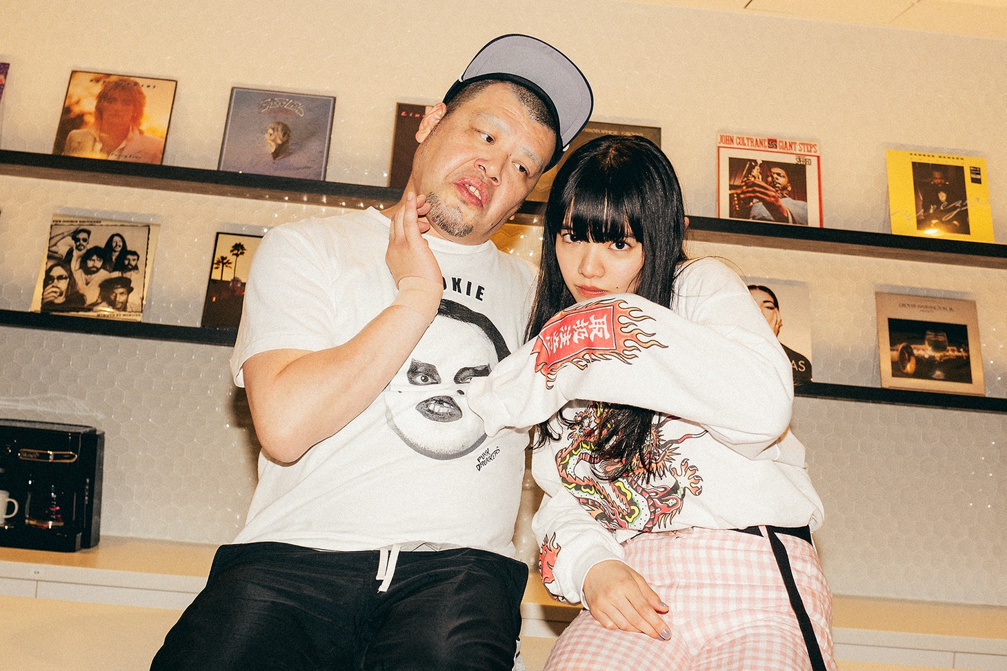 左からくっきー（野性爆弾）、あいみょん。