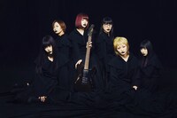 BiSHと「Fender Telecaster Thinline "BiSH"」。