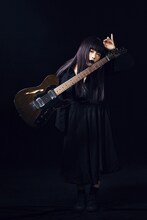 アイナ・ジ・エンドと「Fender Telecaster Thinline "BiSH"」。