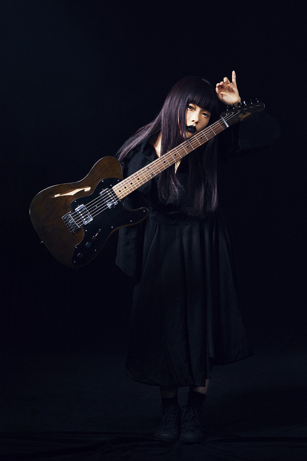 アイナ・ジ・エンドと「Fender Telecaster Thinline "BiSH"」。