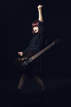 セントチヒロ・チッチと「Fender Telecaster Thinline "BiSH"」。