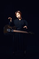 モモコグミカンパニーと「Fender Telecaster Thinline "BiSH"」。