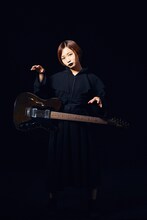 モモコグミカンパニーと「Fender Telecaster Thinline "BiSH"」。