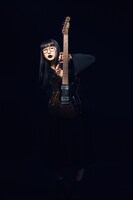 ハシヤスメ・アツコと「Fender Telecaster Thinline "BiSH"」。