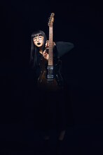 ハシヤスメ・アツコと「Fender Telecaster Thinline "BiSH"」。