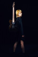 リンリンと「Fender Telecaster Thinline "BiSH"」。