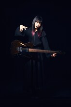 アユニ・Dと「Fender Telecaster Thinline "BiSH"」。