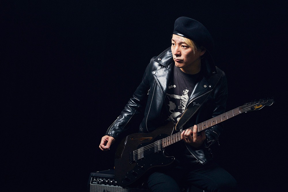 松隈ケンタ（SCRAMBLES）と「Fender Telecaster Thinline "BiSH"」。