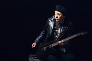 松隈ケンタ(SCRAMBLES)と「Fender Telecaster Thinline "BiSH"」。