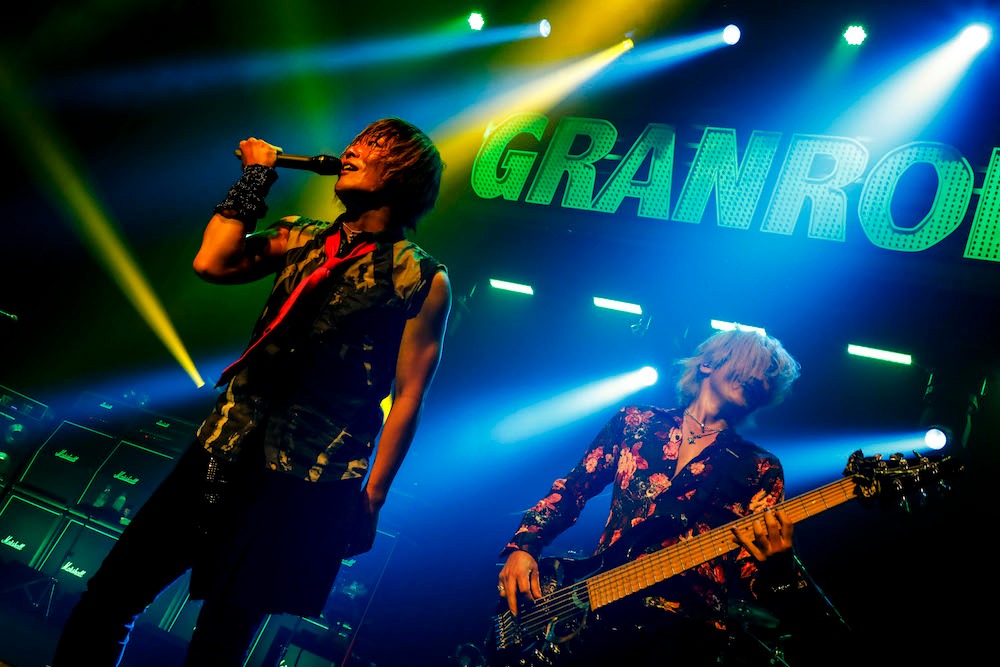 「GRANRODEO LIVE 2018 e-ZUKA 十日町凱旋 ロデオごったく ～あささささ、ごーぎだどもあちこたねぇすけこらっしゃい！～」5月19日公演の様子。（撮影：キセキミチコ）