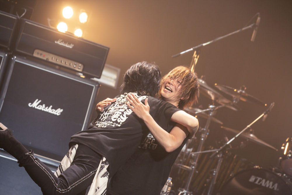「GRANRODEO LIVE 2018 e-ZUKA 十日町凱旋 ロデオごったく ～あささささ、ごーぎだどもあちこたねぇすけこらっしゃい！～」5月19日公演の様子。（撮影：キセキミチコ）