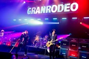 「GRANRODEO LIVE 2018 e-ZUKA 十日町凱旋 ロデオごったく ～あささささ、ごーぎだどもあちこたねぇすけこらっしゃい！～」5月19日公演の様子。（撮影：キセキミチコ）