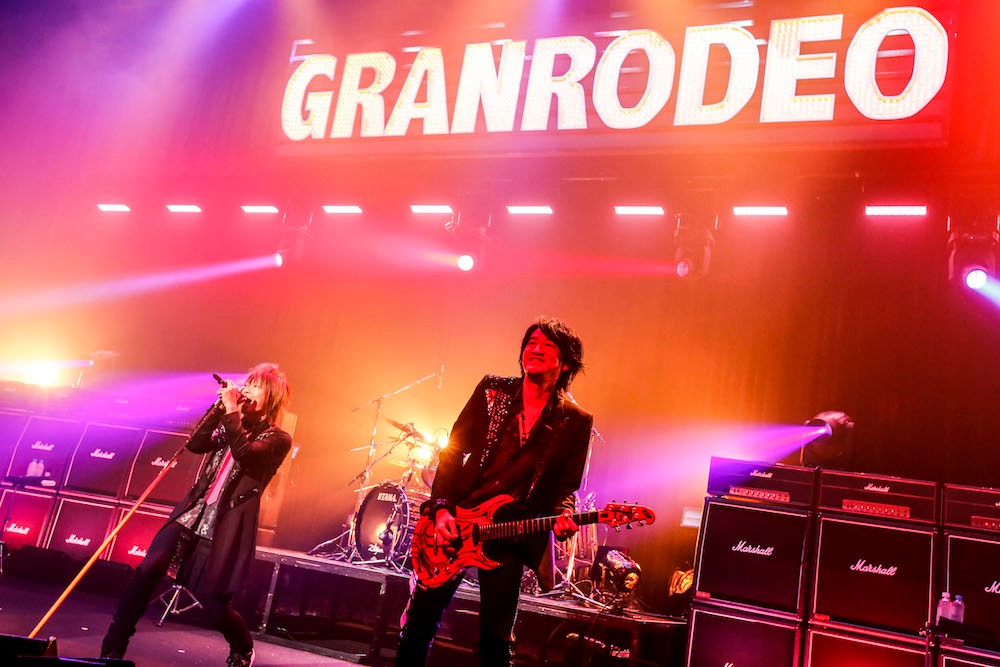 「GRANRODEO LIVE 2018 e-ZUKA 十日町凱旋 ロデオごったく ～あささささ、ごーぎだどもあちこたねぇすけこらっしゃい！～」5月19日公演の様子。（撮影：キセキミチコ）