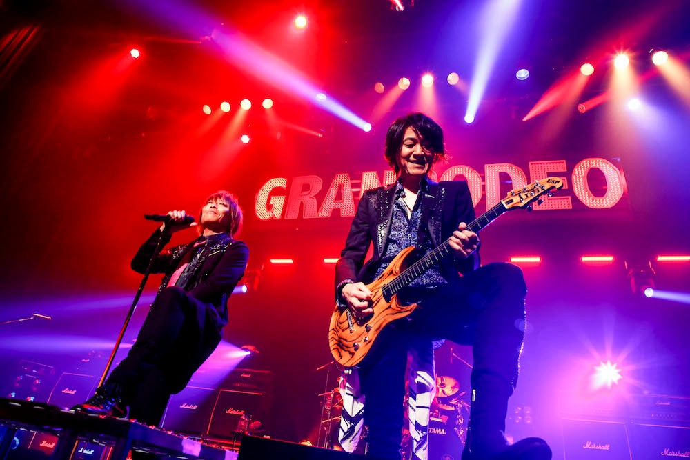 「GRANRODEO LIVE 2018 e-ZUKA 十日町凱旋 ロデオごったく ～あささささ、ごーぎだどもあちこたねぇすけこらっしゃい！～」5月19日公演の様子。（撮影：キセキミチコ）