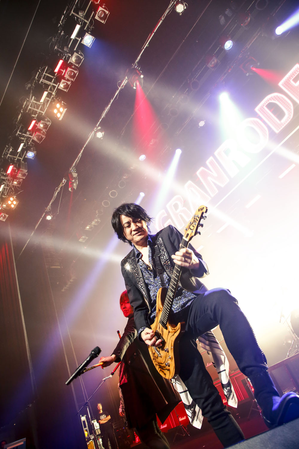「GRANRODEO LIVE 2018 e-ZUKA 十日町凱旋 ロデオごったく ～あささささ、ごーぎだどもあちこたねぇすけこらっしゃい！～」5月19日公演の様子。（撮影：キセキミチコ）