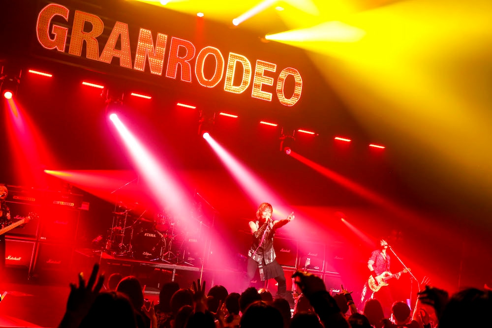 「GRANRODEO LIVE 2018 e-ZUKA 十日町凱旋 ロデオごったく ～あささささ、ごーぎだどもあちこたねぇすけこらっしゃい！～」5月19日公演の様子。（撮影：キセキミチコ）