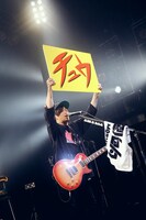 ボードでコール&レスポンスを煽る一瀬貴之（G）。（撮影：後藤壮太郎）