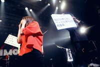 心理テストで「強引に押し倒し、ベッドに持ち込む肉食系」と診断される岩淵紗貴（Vo, G）。（撮影：後藤壮太郎）