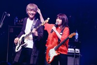 左から宮原颯（B）、岩淵紗貴（Vo, G）。（撮影：後藤壮太郎）