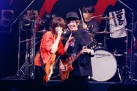 左から岩淵紗貴（Vo, G）、一瀬貴之（G）。（撮影：後藤壮太郎）