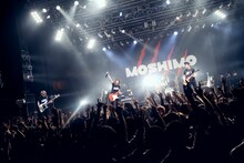 MOSHIMOワンマンツアー2018 春「圧倒的妄想ト現実ノ交差」最終公演の様子。（撮影：後藤壮太郎）