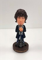 「歌うたい25 SINGLES BEST 2008～2017」初回限定盤Aに同梱されるバブルヘッド人形。